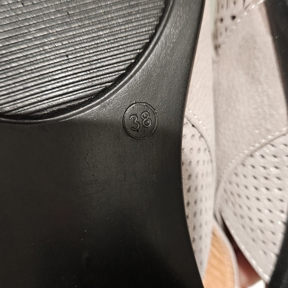 BONAVI Leather Perforated Silver Sling Back Block Heeled Sandal.Size US 7.5 - Picture 8 of 12